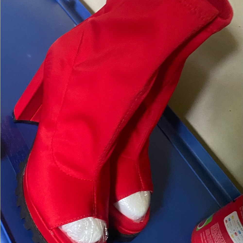 Brand new red heels size 7